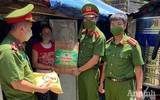 [Ảnh] Hà Nội: Xúc động hình ảnh Công an tặng quà giúp các em nhỏ mồ côi vượt qua đại dịch