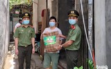 [Ảnh] Hà Nội: Xúc động hình ảnh Công an tặng quà giúp các em nhỏ mồ côi vượt qua đại dịch