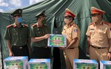 [Ảnh] Hà Nội: Xúc động hình ảnh Công an tặng quà giúp các em nhỏ mồ côi vượt qua đại dịch