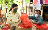 [Ảnh] Thanh niên Công an Thủ đô mang Trung thu yêu thương đến với trẻ em xóm nghèo bên cầu Long Biên