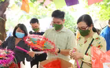 [Ảnh] Thanh niên Công an Thủ đô mang Trung thu yêu thương đến với trẻ em xóm nghèo bên cầu Long Biên
