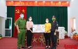 [Ảnh] Thanh niên Công an Thủ đô mang Trung thu yêu thương đến với trẻ em xóm nghèo bên cầu Long Biên