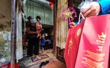[Ảnh] Thanh niên Công an Thủ đô mang Trung thu yêu thương đến với trẻ em xóm nghèo bên cầu Long Biên
