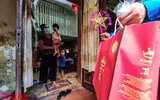 [Ảnh] Thanh niên Công an Thủ đô mang Trung thu yêu thương đến với trẻ em xóm nghèo bên cầu Long Biên