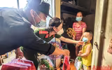 [Ảnh] Thanh niên Công an Thủ đô mang Trung thu yêu thương đến với trẻ em xóm nghèo bên cầu Long Biên