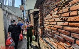 [Ảnh] Thanh niên Công an Thủ đô mang Trung thu yêu thương đến với trẻ em xóm nghèo bên cầu Long Biên