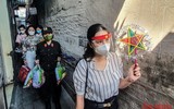 [Ảnh] Thanh niên Công an Thủ đô mang Trung thu yêu thương đến với trẻ em xóm nghèo bên cầu Long Biên