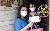 [Ảnh] Thanh niên Công an Thủ đô mang Trung thu yêu thương đến với trẻ em xóm nghèo bên cầu Long Biên