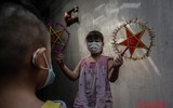 [Ảnh] Thanh niên Công an Thủ đô mang Trung thu yêu thương đến với trẻ em xóm nghèo bên cầu Long Biên