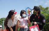 [Ảnh] Thanh niên Công an Thủ đô mang Trung thu yêu thương đến với trẻ em xóm nghèo bên cầu Long Biên
