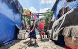 [Ảnh] Thanh niên Công an Thủ đô mang Trung thu yêu thương đến với trẻ em xóm nghèo bên cầu Long Biên