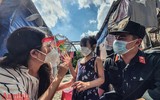 [Ảnh] Thanh niên Công an Thủ đô mang Trung thu yêu thương đến với trẻ em xóm nghèo bên cầu Long Biên