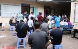 [Ảnh] Xếp hàng đổi giấy phép lái xe sau nới lỏng giãn cách, khó đảm bảo giãn cách phòng dịch