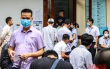 [Ảnh] Xếp hàng đổi giấy phép lái xe sau nới lỏng giãn cách, khó đảm bảo giãn cách phòng dịch