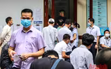 [Ảnh] Xếp hàng đổi giấy phép lái xe sau nới lỏng giãn cách, khó đảm bảo giãn cách phòng dịch