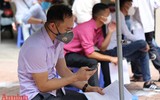[Ảnh] Xếp hàng đổi giấy phép lái xe sau nới lỏng giãn cách, khó đảm bảo giãn cách phòng dịch