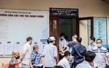 [Ảnh] Xếp hàng đổi giấy phép lái xe sau nới lỏng giãn cách, khó đảm bảo giãn cách phòng dịch