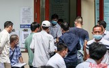 [Ảnh] Xếp hàng đổi giấy phép lái xe sau nới lỏng giãn cách, khó đảm bảo giãn cách phòng dịch