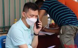 [Ảnh] Xếp hàng đổi giấy phép lái xe sau nới lỏng giãn cách, khó đảm bảo giãn cách phòng dịch