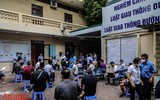 [Ảnh] Xếp hàng đổi giấy phép lái xe sau nới lỏng giãn cách, khó đảm bảo giãn cách phòng dịch
