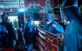 [ẢNH] Những giây phút đặc biệt khi ổ dịch nguy hiểm nhất Thủ đô được dỡ phong tỏa