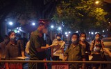 [ẢNH] 150 F1 liên quan chùm ca bệnh bệnh viện Việt Đức vẫy tay chào khi đi cách ly tập trung trong đêm