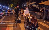 [ẢNH] 150 F1 liên quan chùm ca bệnh bệnh viện Việt Đức vẫy tay chào khi đi cách ly tập trung trong đêm