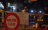 [ẢNH] 150 F1 liên quan chùm ca bệnh bệnh viện Việt Đức vẫy tay chào khi đi cách ly tập trung trong đêm