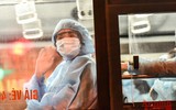[ẢNH] 150 F1 liên quan chùm ca bệnh bệnh viện Việt Đức vẫy tay chào khi đi cách ly tập trung trong đêm