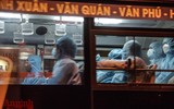 [ẢNH] 150 F1 liên quan chùm ca bệnh bệnh viện Việt Đức vẫy tay chào khi đi cách ly tập trung trong đêm