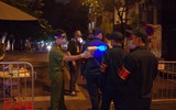 [ẢNH] 150 F1 liên quan chùm ca bệnh bệnh viện Việt Đức vẫy tay chào khi đi cách ly tập trung trong đêm