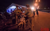 Hình ảnh khó quên khi Công an Thủ đô xuyên đêm giúp đồng bào vơi vất vả trên hành trình vạn lý về quê 