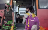 Hình ảnh khó quên khi Công an Thủ đô xuyên đêm giúp đồng bào vơi vất vả trên hành trình vạn lý về quê 