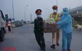Hình ảnh khó quên khi Công an Thủ đô xuyên đêm giúp đồng bào vơi vất vả trên hành trình vạn lý về quê 