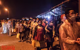 Hình ảnh khó quên khi Công an Thủ đô xuyên đêm giúp đồng bào vơi vất vả trên hành trình vạn lý về quê 