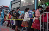 Hình ảnh khó quên khi Công an Thủ đô xuyên đêm giúp đồng bào vơi vất vả trên hành trình vạn lý về quê 