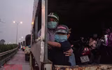 Hình ảnh khó quên khi Công an Thủ đô xuyên đêm giúp đồng bào vơi vất vả trên hành trình vạn lý về quê 