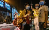 Hình ảnh khó quên khi Công an Thủ đô xuyên đêm giúp đồng bào vơi vất vả trên hành trình vạn lý về quê 
