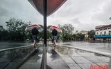 [ẢNH] Hà Nội đẹp lạ dưới mưa trong Ngày kỷ niệm 67 năm giải phóng Thủ đô