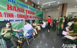 Thanh niên Công an Thủ đô không ngại mưa lạnh tiếp tục hành trình hiến máu cứu người
