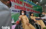 Thanh niên Công an Thủ đô không ngại mưa lạnh tiếp tục hành trình hiến máu cứu người