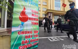 Thanh niên Công an Thủ đô không ngại mưa lạnh tiếp tục hành trình hiến máu cứu người