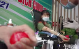 Thanh niên Công an Thủ đô không ngại mưa lạnh tiếp tục hành trình hiến máu cứu người