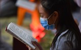 Những hình ảnh đầy cảm xúc khó quên khi người Hà Nội tưởng niệm hơn 23.000 cuộc đời đã mất vì Covid-19