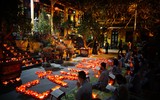 Những hình ảnh đầy cảm xúc khó quên khi người Hà Nội tưởng niệm hơn 23.000 cuộc đời đã mất vì Covid-19