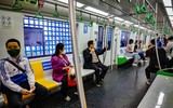 Thanh niên Hà Nội thích thú check in trong ngày đầu đường sắt Cát Linh - Hà Đông bán vé