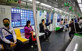 Thanh niên Hà Nội thích thú check in trong ngày đầu đường sắt Cát Linh - Hà Đông bán vé