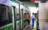 Thanh niên Hà Nội thích thú check in trong ngày đầu đường sắt Cát Linh - Hà Đông bán vé