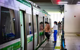 Thanh niên Hà Nội thích thú check in trong ngày đầu đường sắt Cát Linh - Hà Đông bán vé