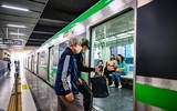 Thanh niên Hà Nội thích thú check in trong ngày đầu đường sắt Cát Linh - Hà Đông bán vé